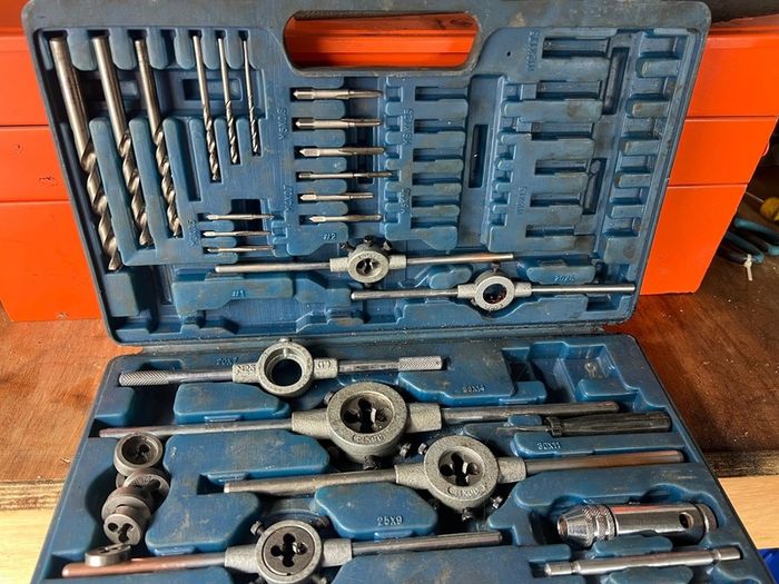 Thread cutting set