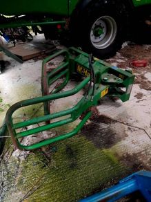 Bale squeezer