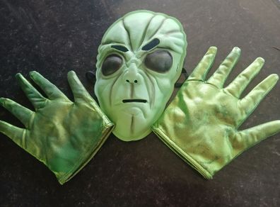 Childs alien mask and gloves