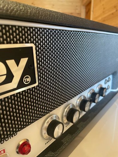 Laney LA Studio.