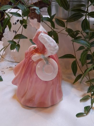 Royal Doulton figurine "Fair lady" coral pink