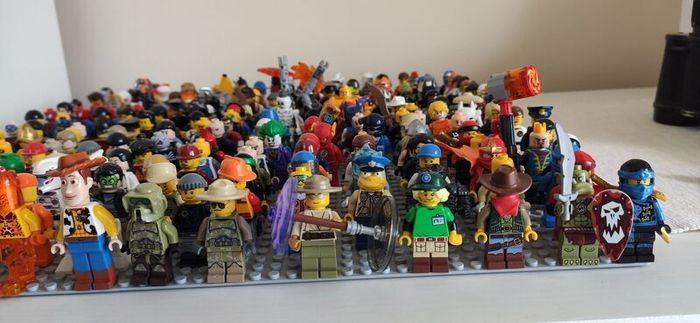 LEGO Collection (2011-2018) Mixed Figures & Bricks, Blue Ninjago NRG Zane figure with his spinner.