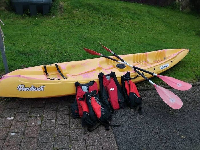 2 seater Kayak and 2 adult and 2 child life jacket