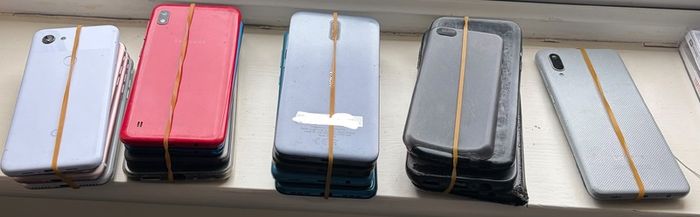Job lot of 12 phones, 6 phone cases and 6 loose parts