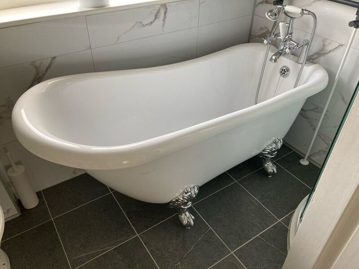 Slipper bath and bath mixer