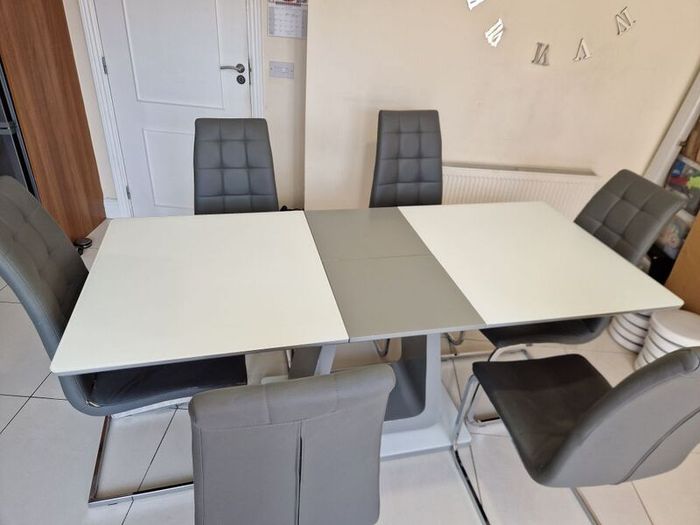 Glasstop Extendable Kitchen Dining Table Set