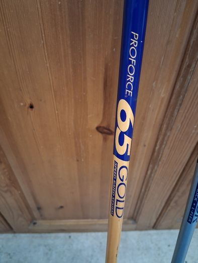 Ladies Golf Clubs.  Complete Matching Set Of Nickent Ladies Right Handed Golf Clubs in Very Good+ Condition.