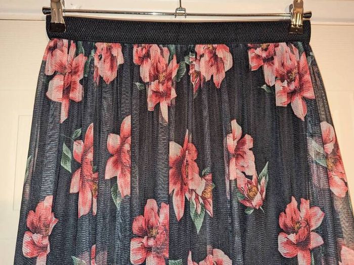 Stunning floral midi skirt from Zuiki