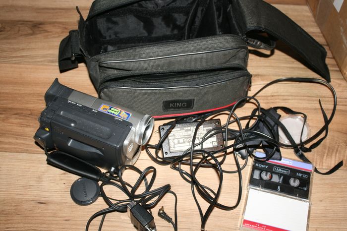 Samsung VP-W60 PAL 8 8mm Video Camera Kit 500x digital zoom (in working order)