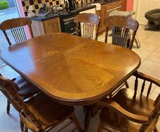 Extendable Dining table and 6 chairs
