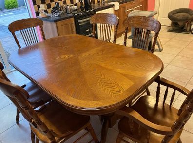 Extendable Dining table and 6 chairs