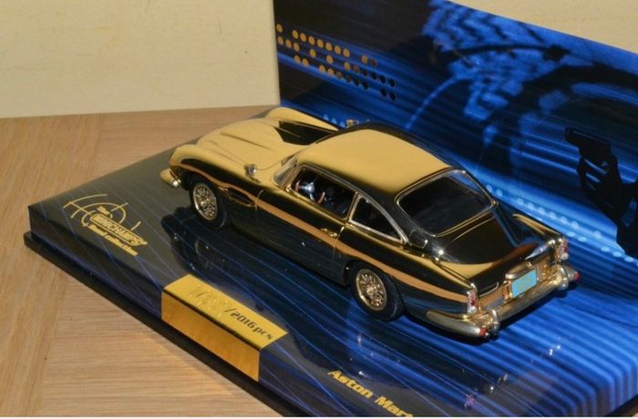 James Bond Aston martin