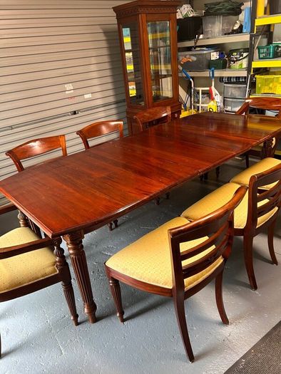 Mahogony table, 8 chairs, mahogony display cabinet