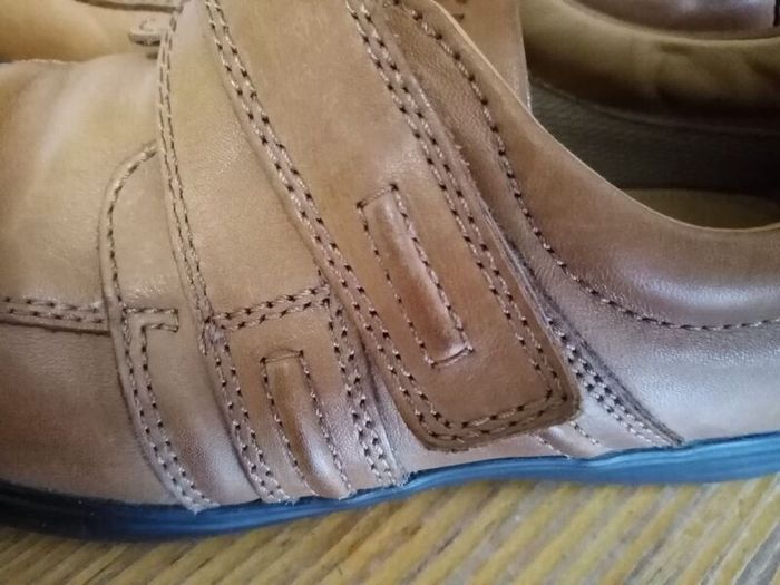 Clarks beige leather velcro shoes boys 2 1/2 F
