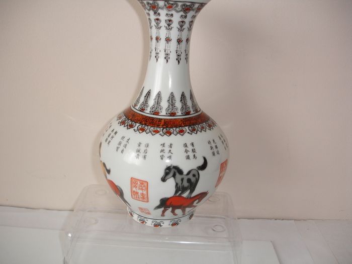 Chinese Vase Map of Eight Horses of Wang Mu Qianlong Mark