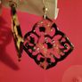 Arabesque earrings with a filigree pattern under the tortoise shell. Image 2