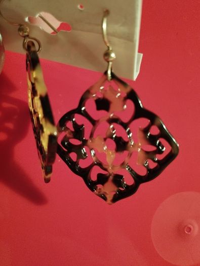 Arabesque earrings with a filigree pattern under the tortoise shell.