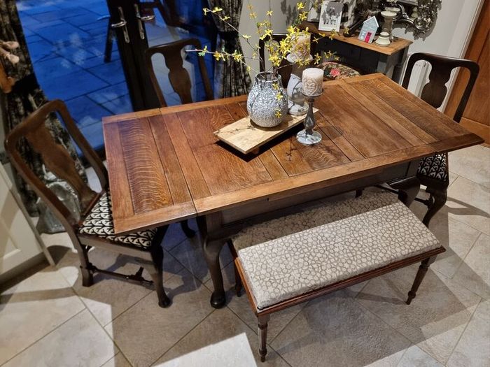 Beautiful Extendable Table, Chairs & Bench