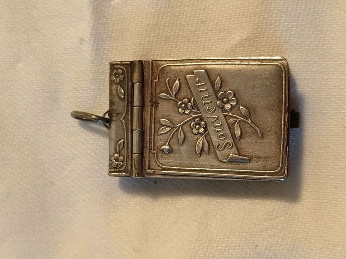 WW1 Photo Souvenir Pendant.