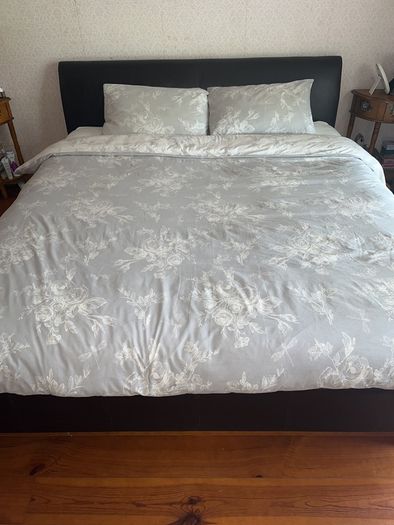 Super king 6ft leather bed