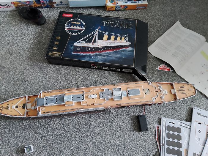 Titanic 3d puzzle please red description