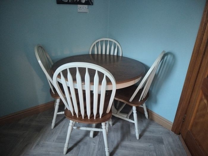 dinning table and 4 chairs