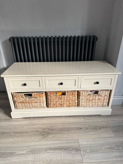 Beautiful Cream Vintage Style Console Table Wicker Baskets