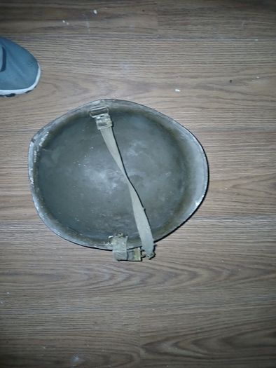 army helmet , viet nam , iraq , not sure collectables