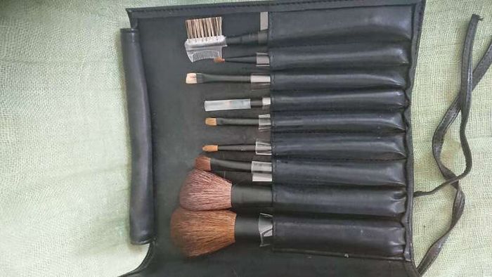 Cosmetic brushes