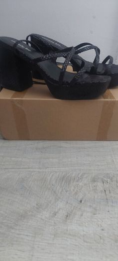 womens.strappy block heel black sandals size 5
