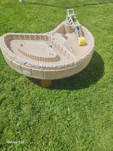 Sand and water table