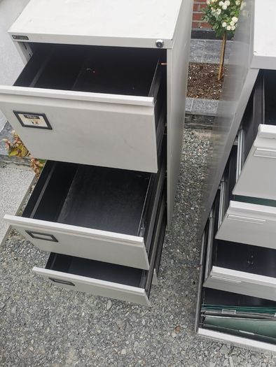 Metal cabinet