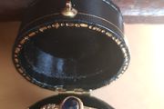 18 ct gold ring with Sapphire stone and 16 brilliant cut diamonds