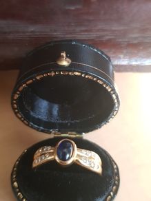 18 ct gold ring with Sapphire stone and 16 brilliant cut diamonds