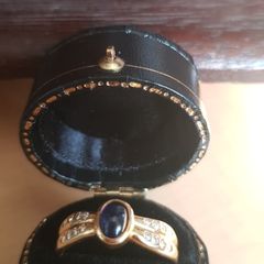 18 ct gold ring with Sapphire stone and 16 brilliant cut diamonds