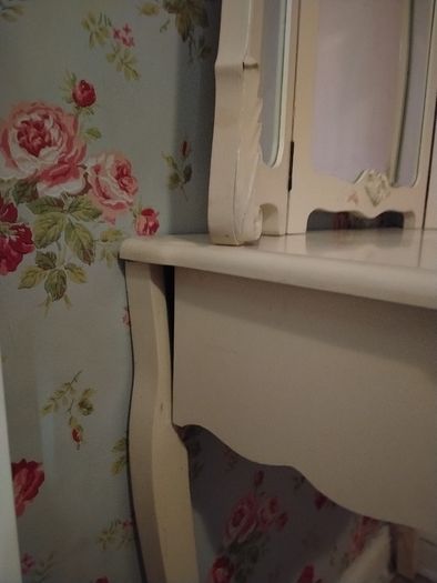 Dressing table with triple mirror and matching chair