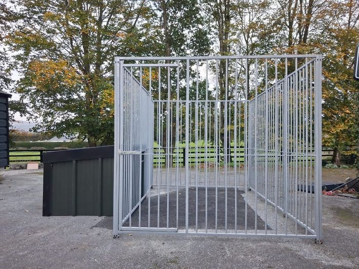 Dog kennel and dog run