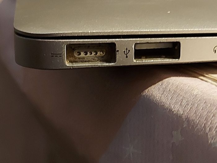 Apple MacBook Air 13 inch, Model A1369,  i5,  1,7GHz, no Ram, needs Ram, excellent cosmetic condition