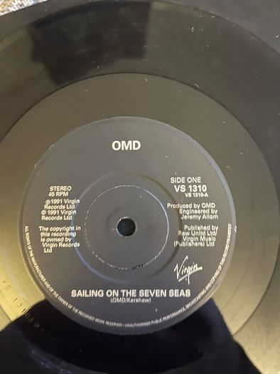 2 x OMD. Singles Sailing on the seven seas and genetic engineering vinyl record in vg+ condition 5 euros each or both for 8