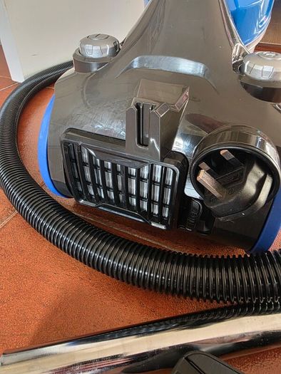 Vacuum cleaner 700W
