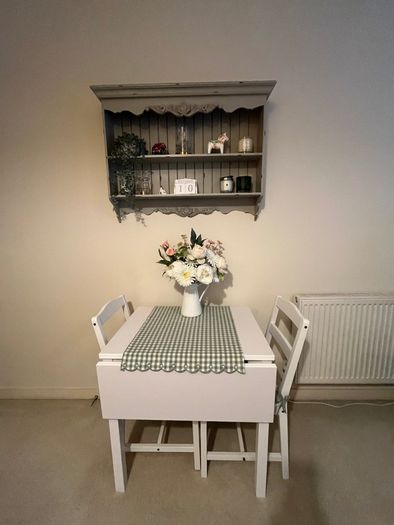 Small extendable table and two chairs