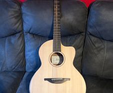 Sheeran by Lowden S04