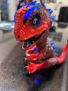 Fingerlings UNTAMED Radioactive Dino Raptor