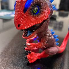 Fingerlings UNTAMED Radioactive Dino Raptor