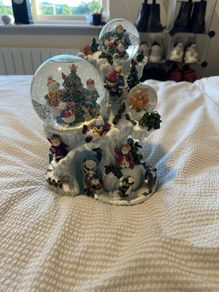 Christmas Snow Globe - plays music