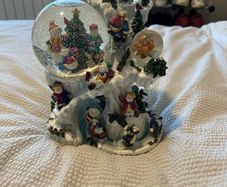 Christmas Snow Globe - plays music