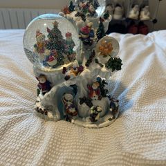 Christmas Snow Globe - plays music