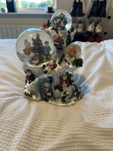 Christmas Snow Globe - plays music