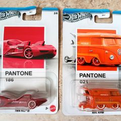 Hot Wheels 2025 - 2 x PANTONE CARS Volkswagen Kool Kombi 021 + Twin Mill III 186 Silver Series
