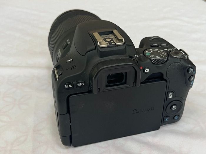 Canon EOS 200D Photography Bundle  Near NEW